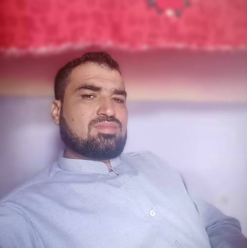 A portrait of the customer reviewing the OUD Supreme BUNDLE fragrance.