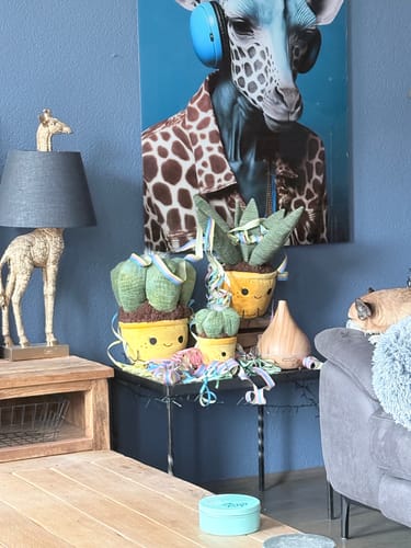 De licht houten Unity Aroma Diffuser van een recensent staat op een bijzettafel in een stijlvol interieur.