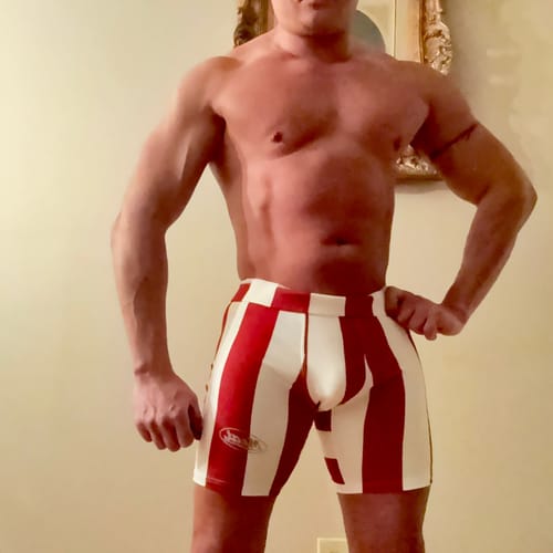 Customer photo review of BODYBUILDING SHORTS – MOTORS / STRIPE RED