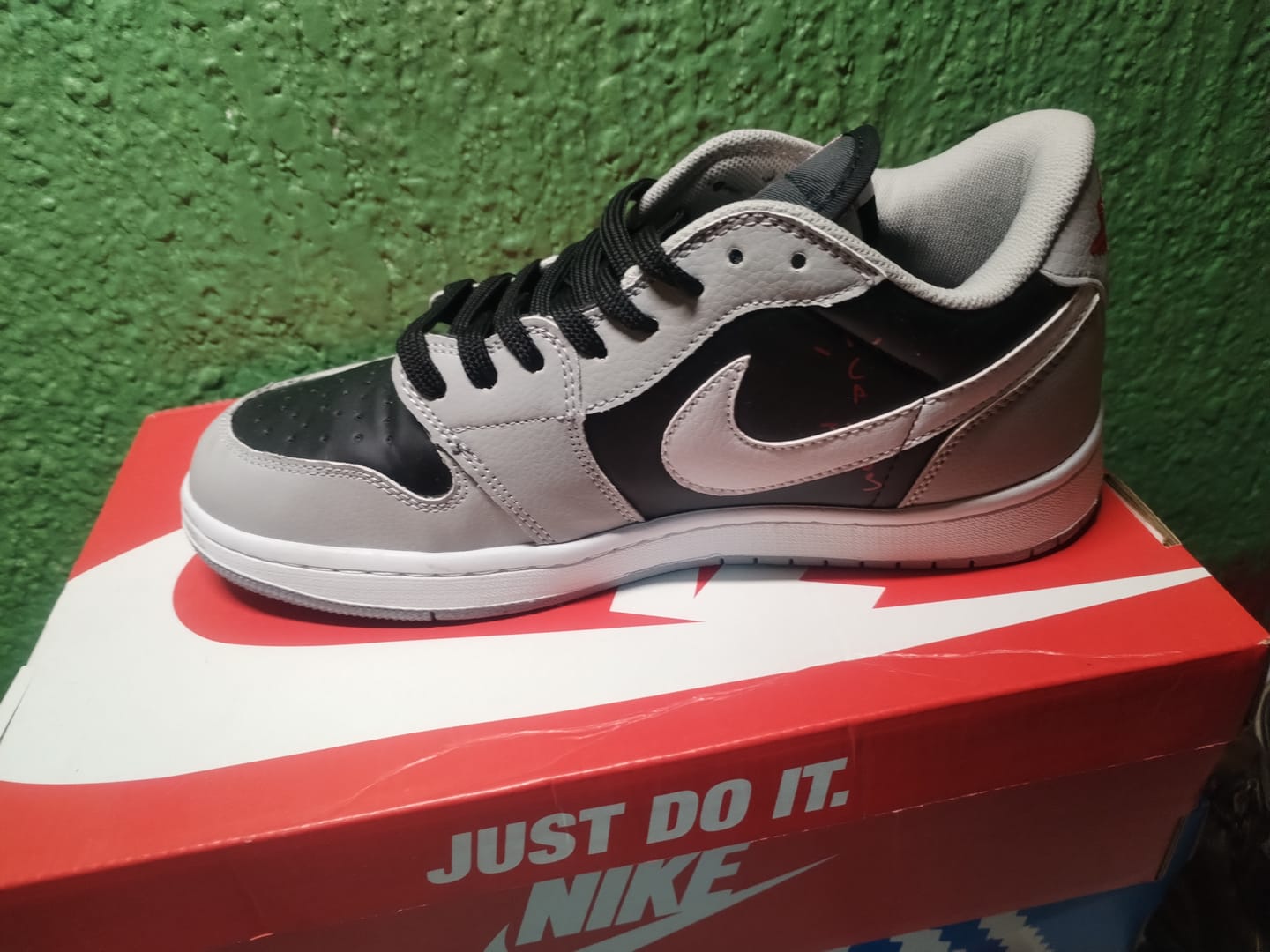 Customer photo review of Tenis Travis Low Concreto Negro