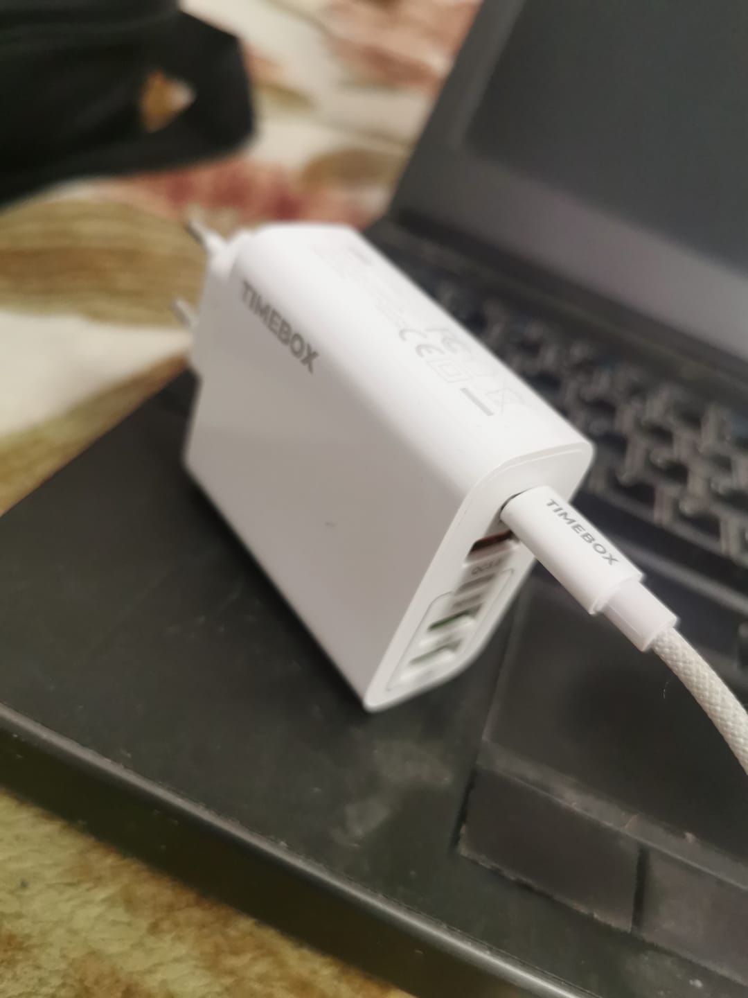 Customer photo review of Incarcator Retea, 5 Porturi, 65W Fast Charge, 3 x USB, 2 x Type-C, Cablu de date inclus USB-C, Universal Compatibil iPhone, Huawei, Samsung, Xiaomi, Alb