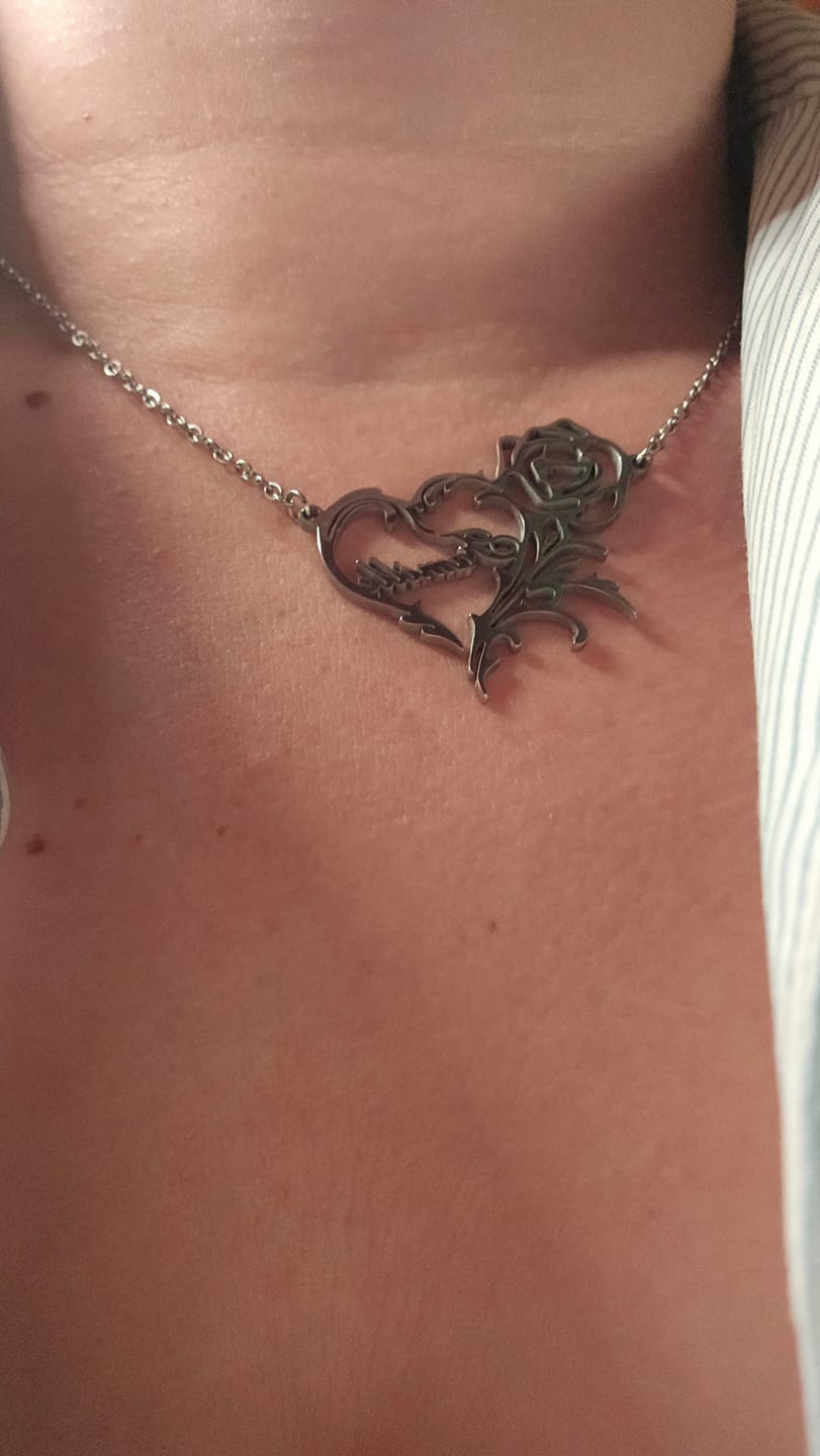 Customer photo review of Collier Cœur avec Rose Personnalisé – Gravure Prénom