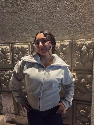 Customer photo review of POLERÓN AJUSTADO CON CIERRE - GRIS