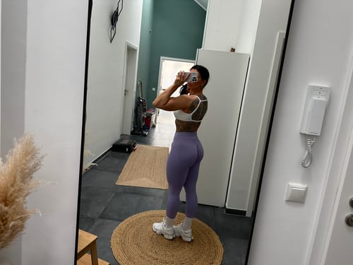Customer photo review of UNITY V-Shape Scrunch Leggings - Lavender Lilac