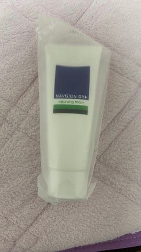レビュー投稿者による、タオルに置かれた袋入りのナビジョンDR クレンジングフォーム