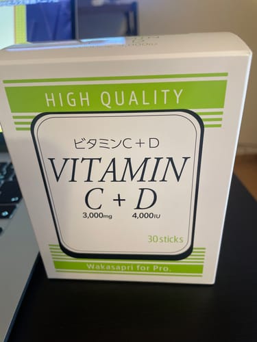 レビュー投稿者の机の上に置かれた「ビタミンC+D -Wakasapri for Pro.」の白い箱。