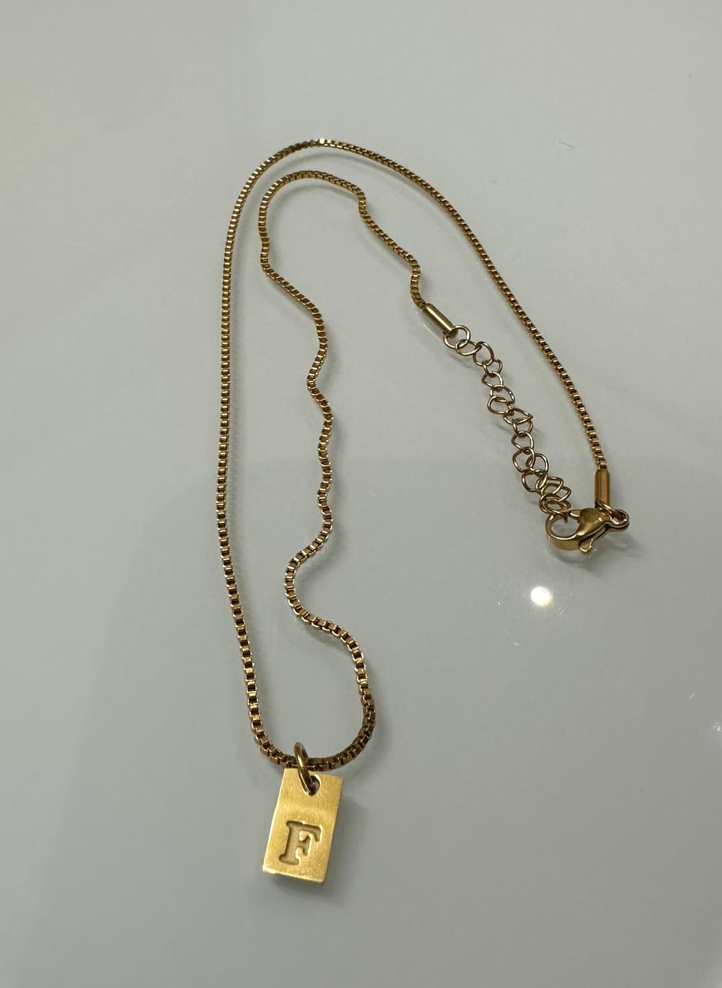 Customer photo review of Colar Letra Inicial Minimal Banhado em Ouro 18K