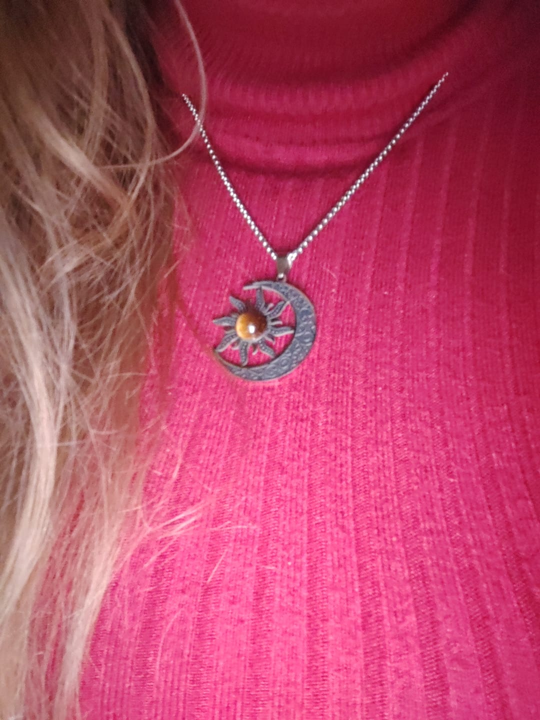 Customer photo review of Pendentif "Équilibre Cosmique Lune-Soleil" en Oeil de Tigre