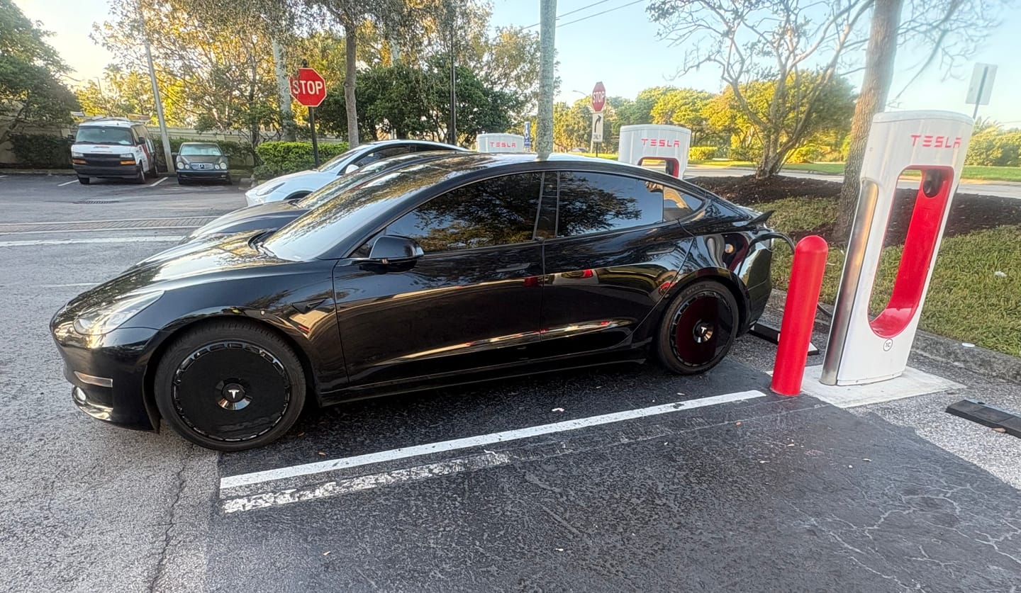 Customer photo review of EVAAM® Stylish Fully Wrapped Wheel Hubcap For Tesla Model 3/Y (4 PCS)