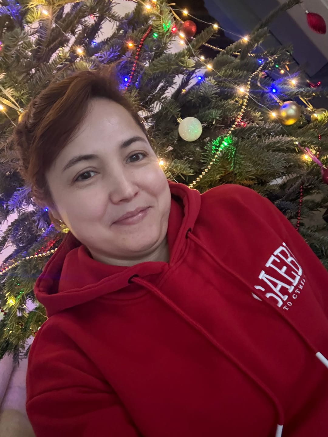 Customer photo review of Lifestyle Damen Oversized Hoodie rot mit Stickerei by SAEBIS®