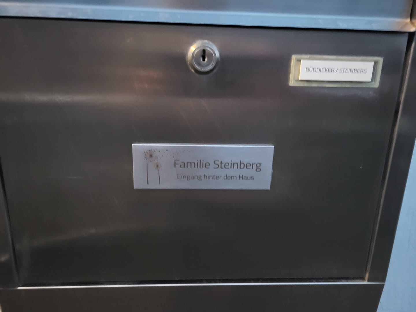 Customer photo review of Farbige Edelstahlschilder in verschiedenen Größen. Individuell personalisierbar 40 Schriftarten über 200 Motive.