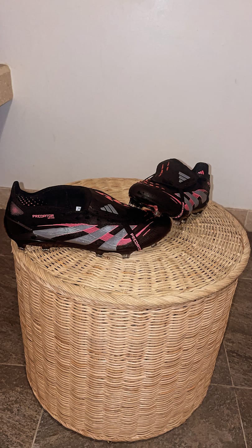 Customer photo review of Predator 25 Elite Fold-over Tongue FG Stealth Victory - Noir/Gris/Lucid Red