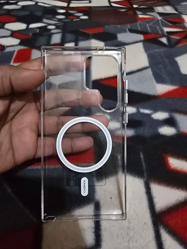 Customer holding the clear Anti Yellow Magsafe Case for Samsung, showing the back and white magnetic ring.