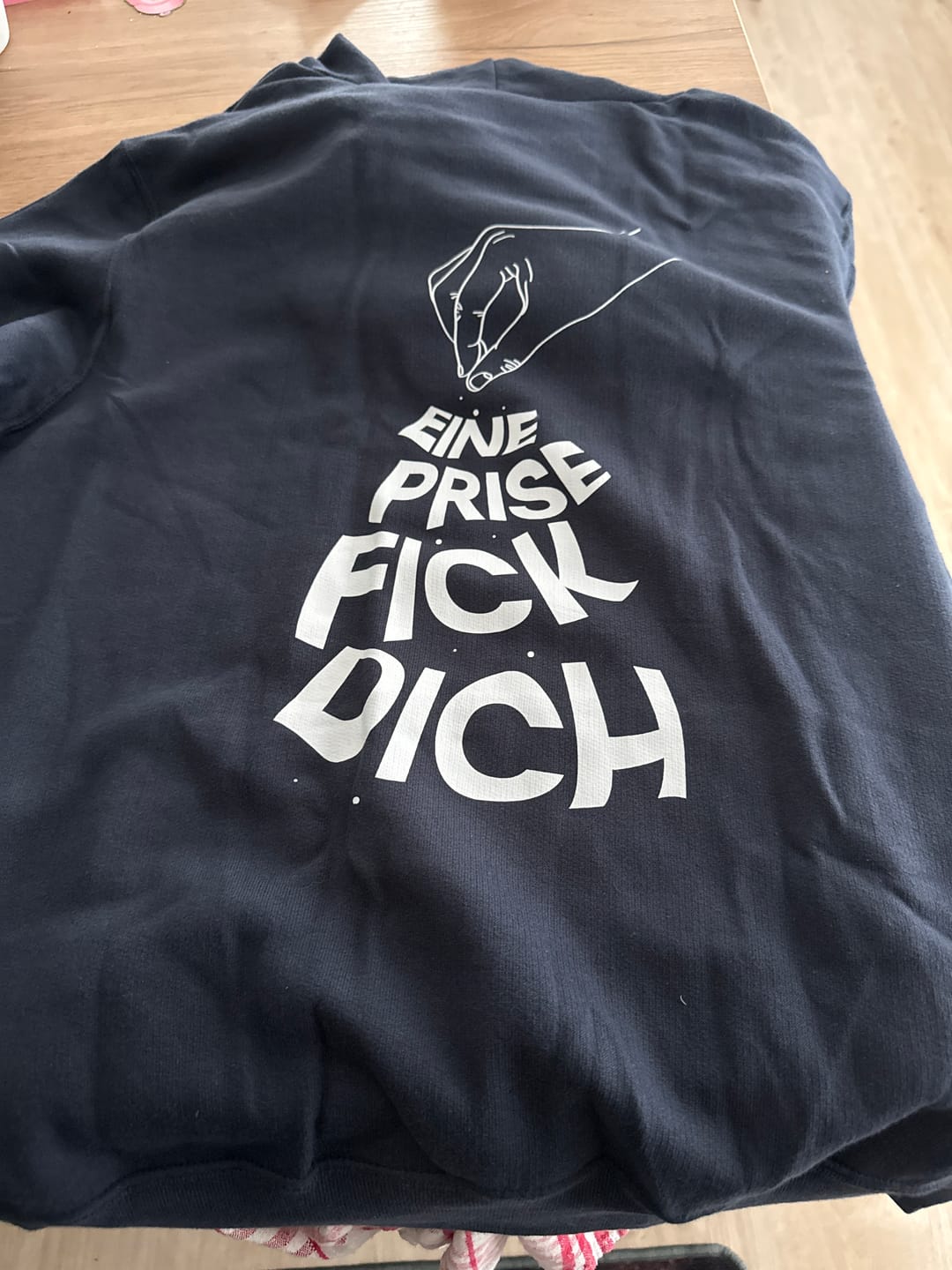 Customer photo review of EINE PRISE Rückendruck | Basic Hoodie Unisex