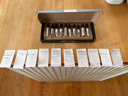 Un cliente mostra il set di campioni aperto con le strisce di prova disposte su un tavolo di legno.