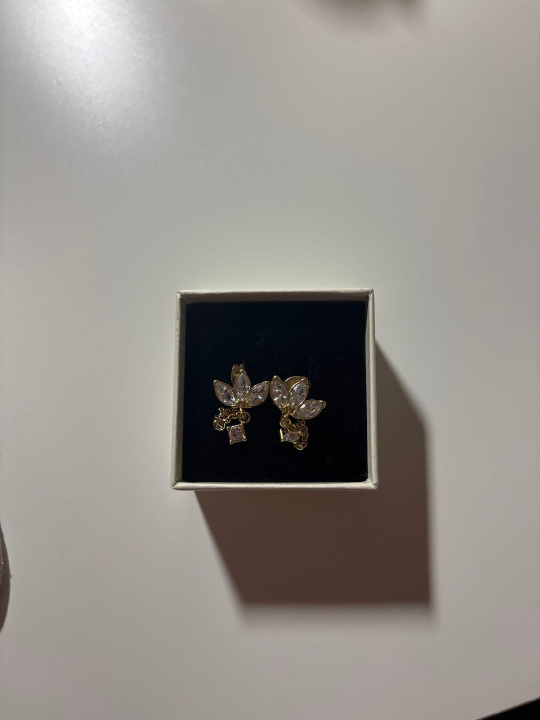 Customer photo review of Limitless Sky Lotus Ohrstecker 14K Vergoldet