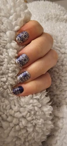 Kundin zeigt die Platinum Ombré Folien auf ihren Nägeln mit einem silber-dunklen Glitzerdesign.