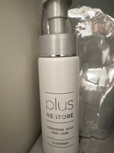 レビュー投稿者の「クレンジングソープ泡ピールケア」。白いボトルにシルバーのポンプが付いている。