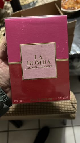 Reseña con foto de un cliente sobre Perfume Carolina Herrera La Bomba EDP