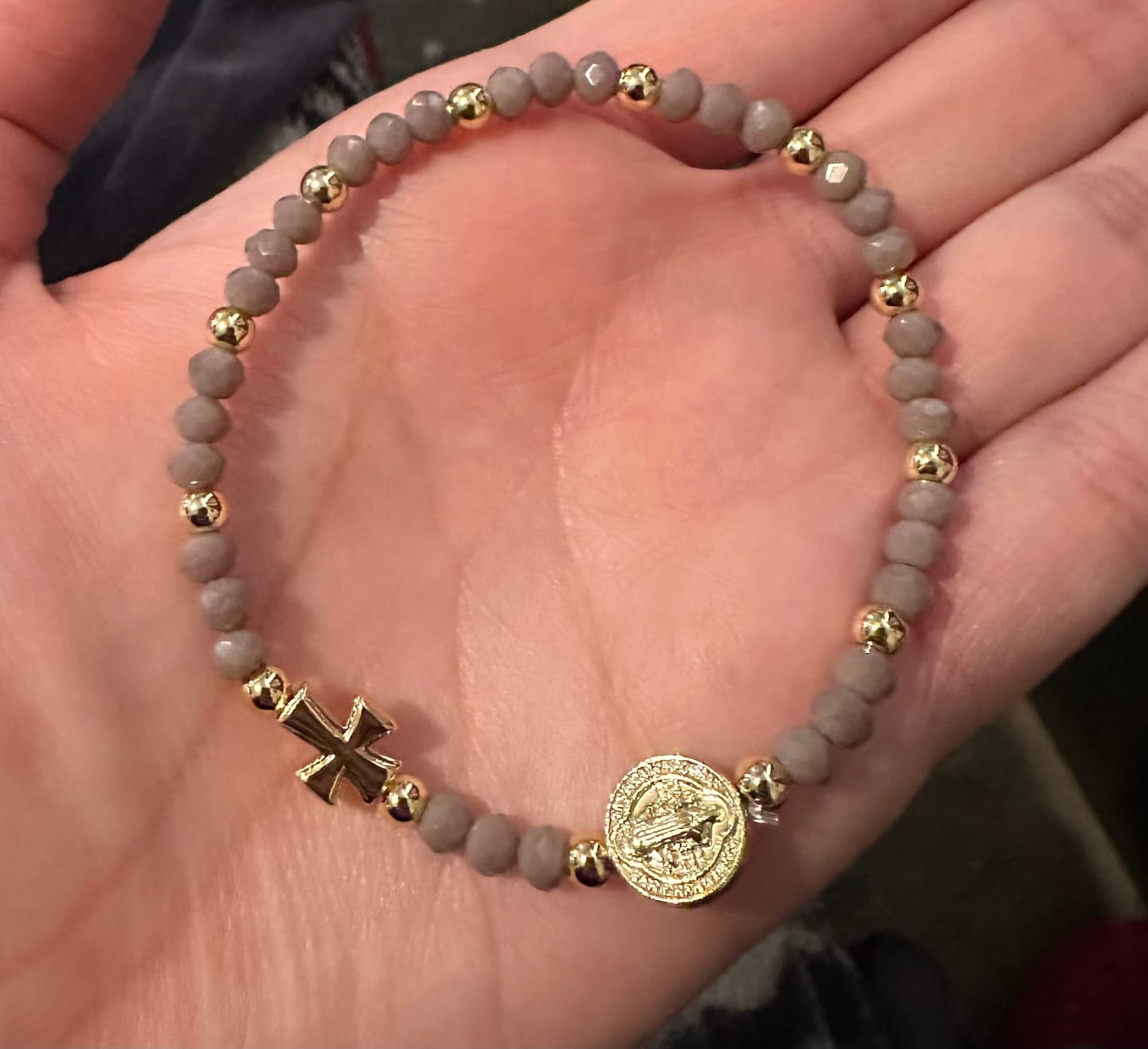 Customer photo review of Pulsera Chaquiras San Benito y Cruz