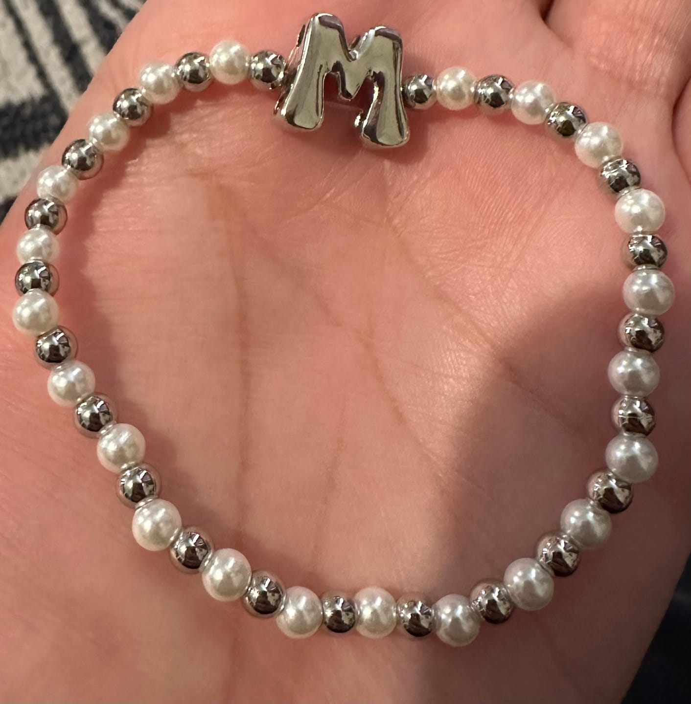 Customer photo review of Pulsera Bolitas Plateadas y Perlas Con Inicial
