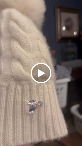 Customer video review of Onyx Cable Knit Cashmere Wool Silk Lined Beanie