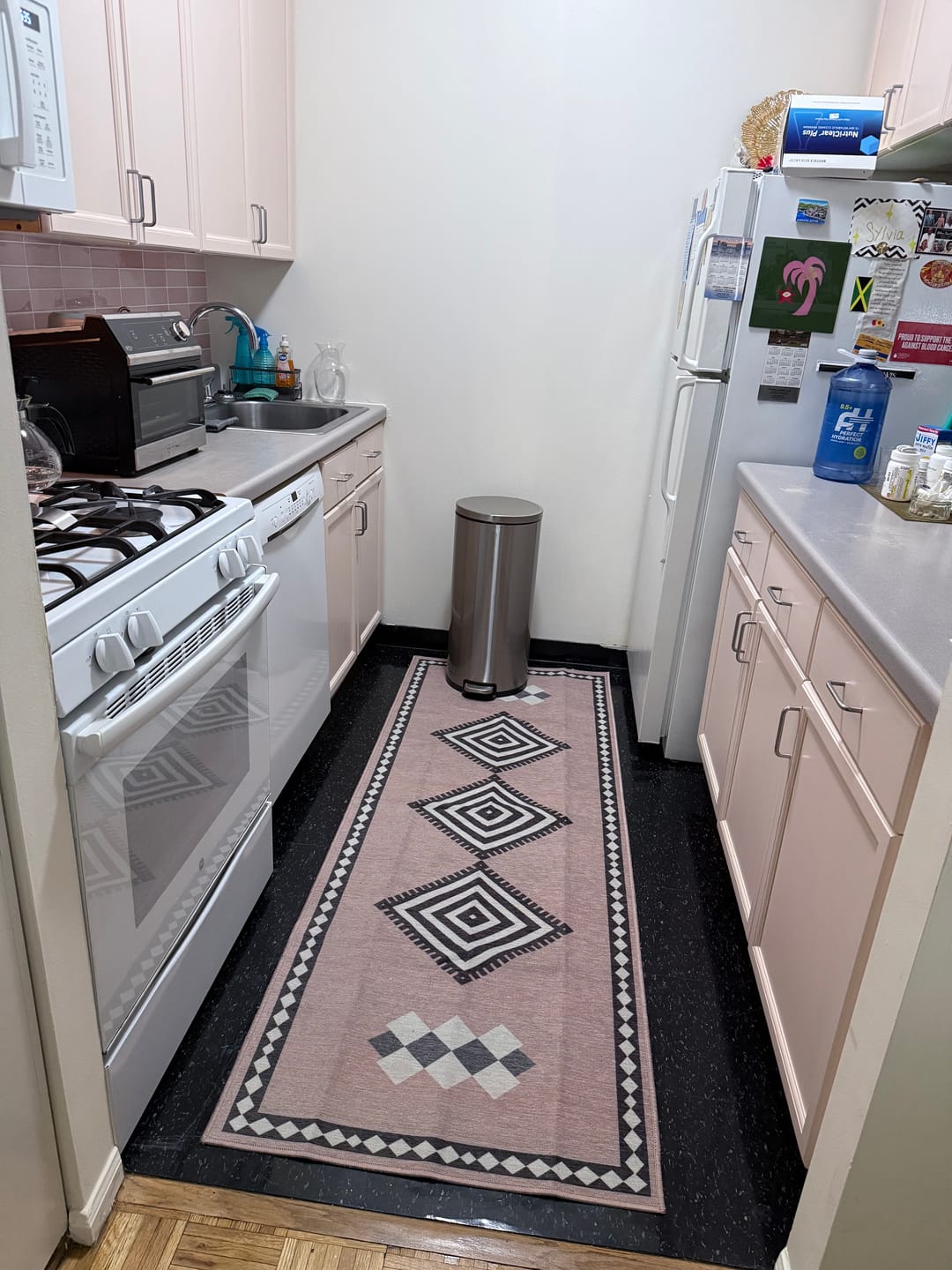 Customer photo review of Kilim Kiki Petal Pink Kitchen Washable Rug