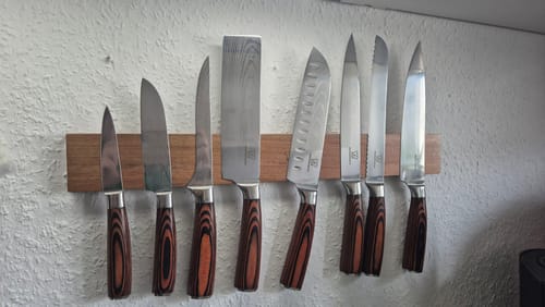 Kundenbewertung: Das komplette Akarui Kombipaket Kōyōju Messerset mit schönen Holzgriffen an der magnetischen Wandhalterung.