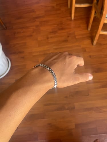 Cliente mostrando la Pulsera Cuban de 8mm en su muñeca.