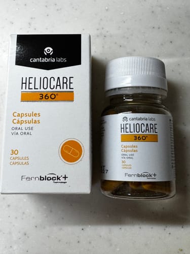 レビュアーのヘリオケア360° ORAL。製品の箱とカプセルが入ったボトルが並んでいます。