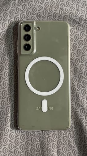 Customer shows the back of a green Samsung S21 FE in the Anti Yellow Magsafe Clear Case, revealing the white magnetic ring.