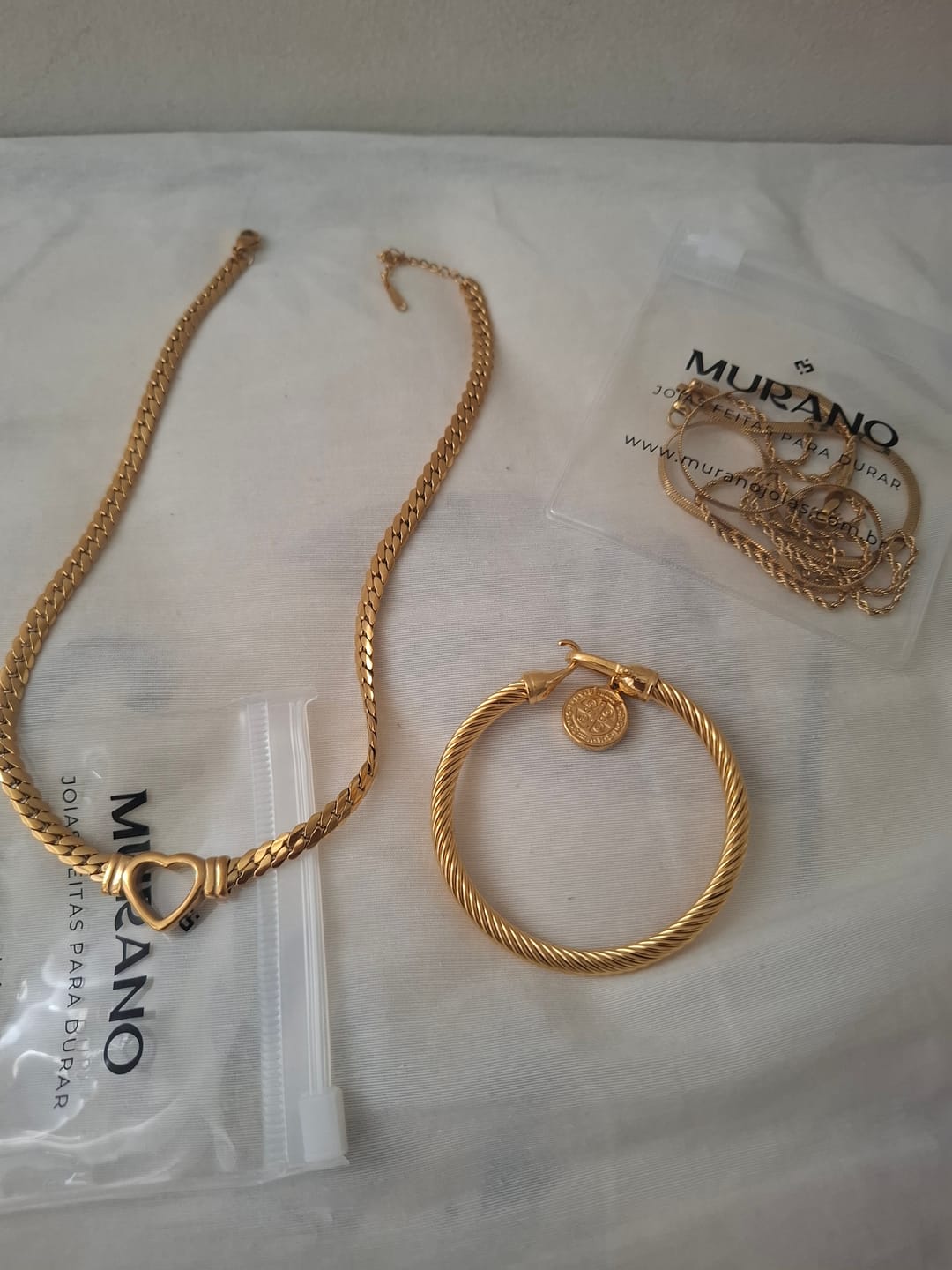 Customer photo review of Colar Gargantilha Coração Minimalista Banhado em Ouro 18K