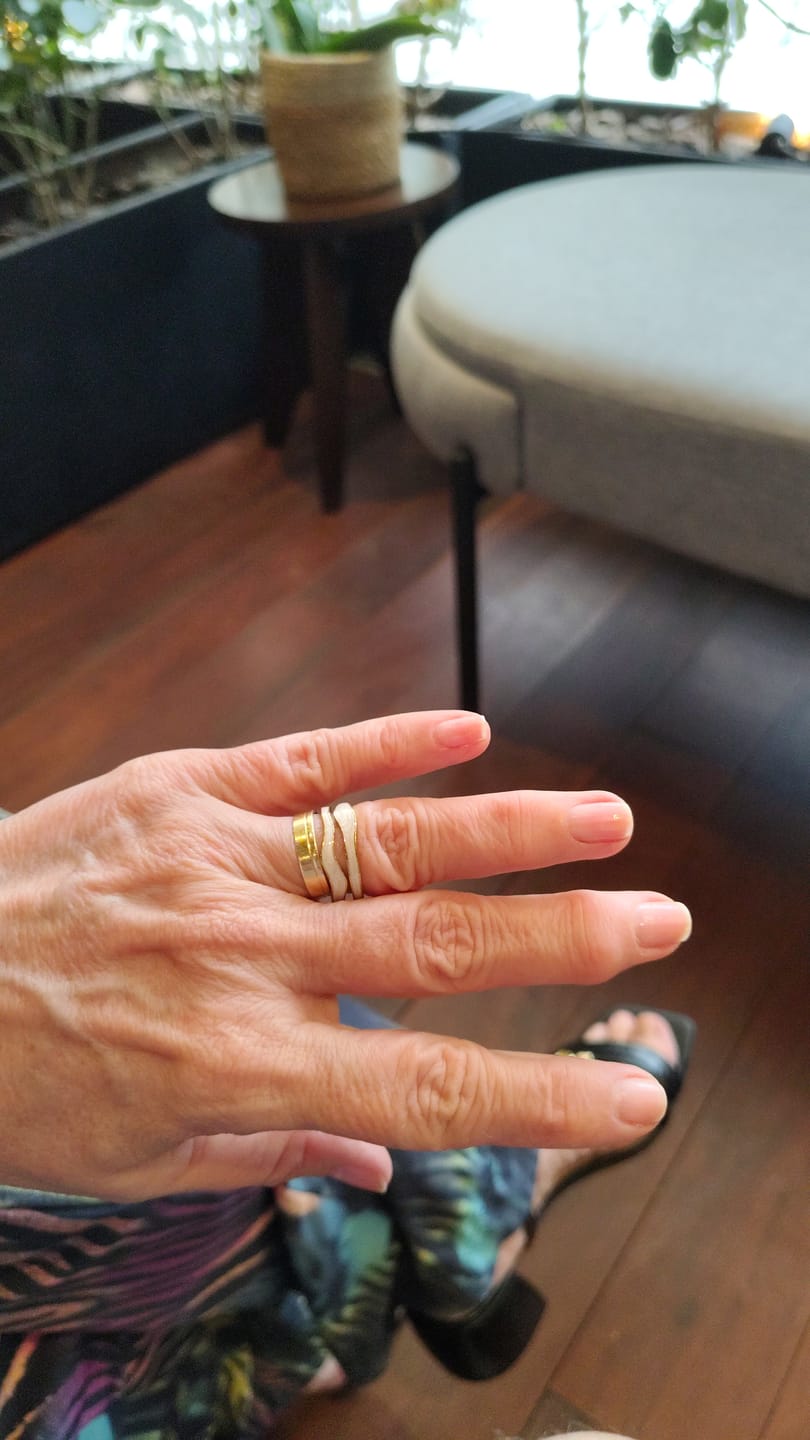 Customer photo review of Anel Abstrato Madrepérola Ajustável Banho em Ouro 18k