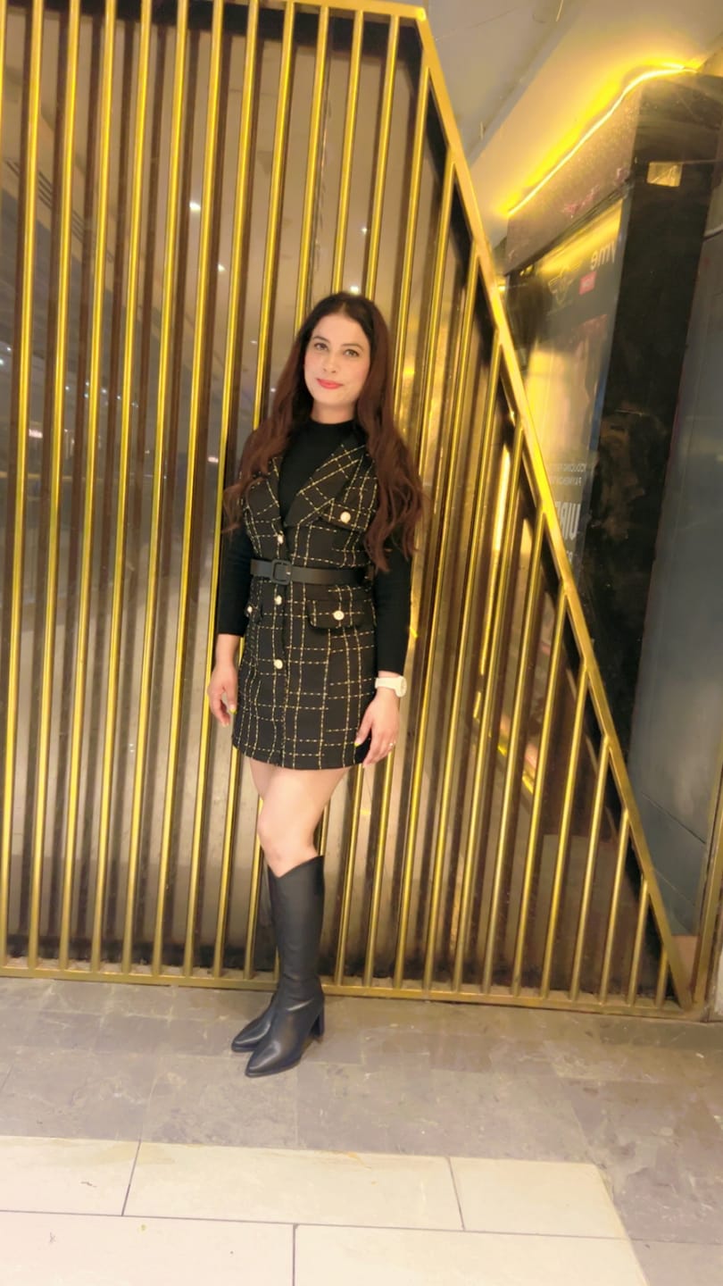 Customer photo review of Rader Set of Top and Woolen Tweed Dress in Black