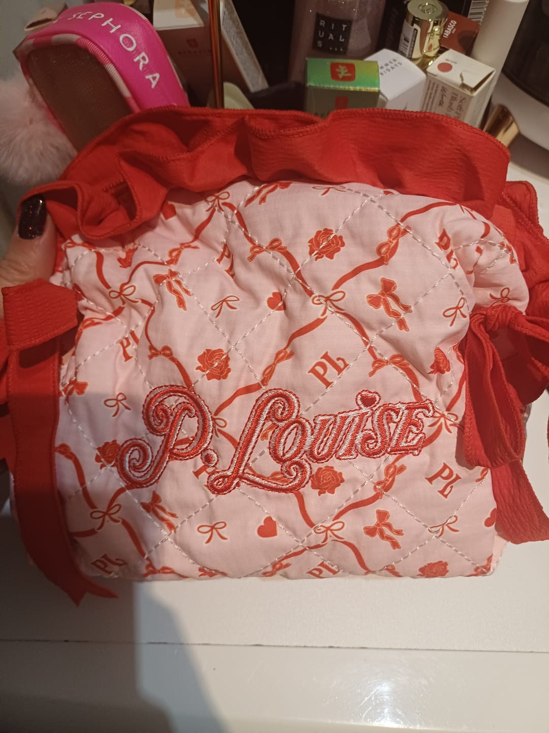 Asiakkaan valokuva-arvostelu P. Louise Christmas Bow -meikkipussista