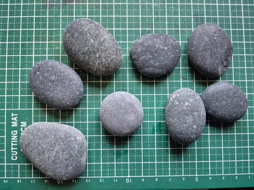 Customer photo review of 15/20 Stuks Grijze Schilderstenen 3-5 cm 1,5 KG Happy Stones + QR Codes voor de App