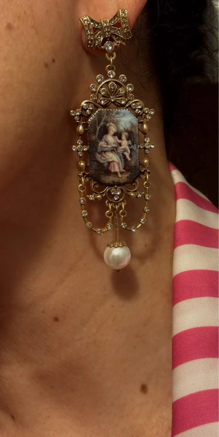 Customer photo review of KEQIU Retro Court Style Diamond-encrusted Stud Earrings Western Antique Pearl Personalized Figure Portrait Jewelry