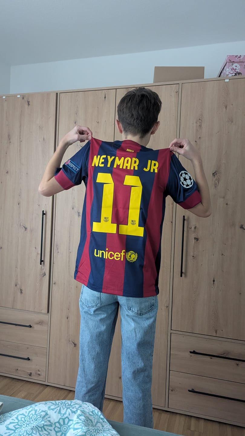 Customer photo review of Neymar JR. Barcelona 2015 Champions League Final Berlin Retro Jersey Trikot