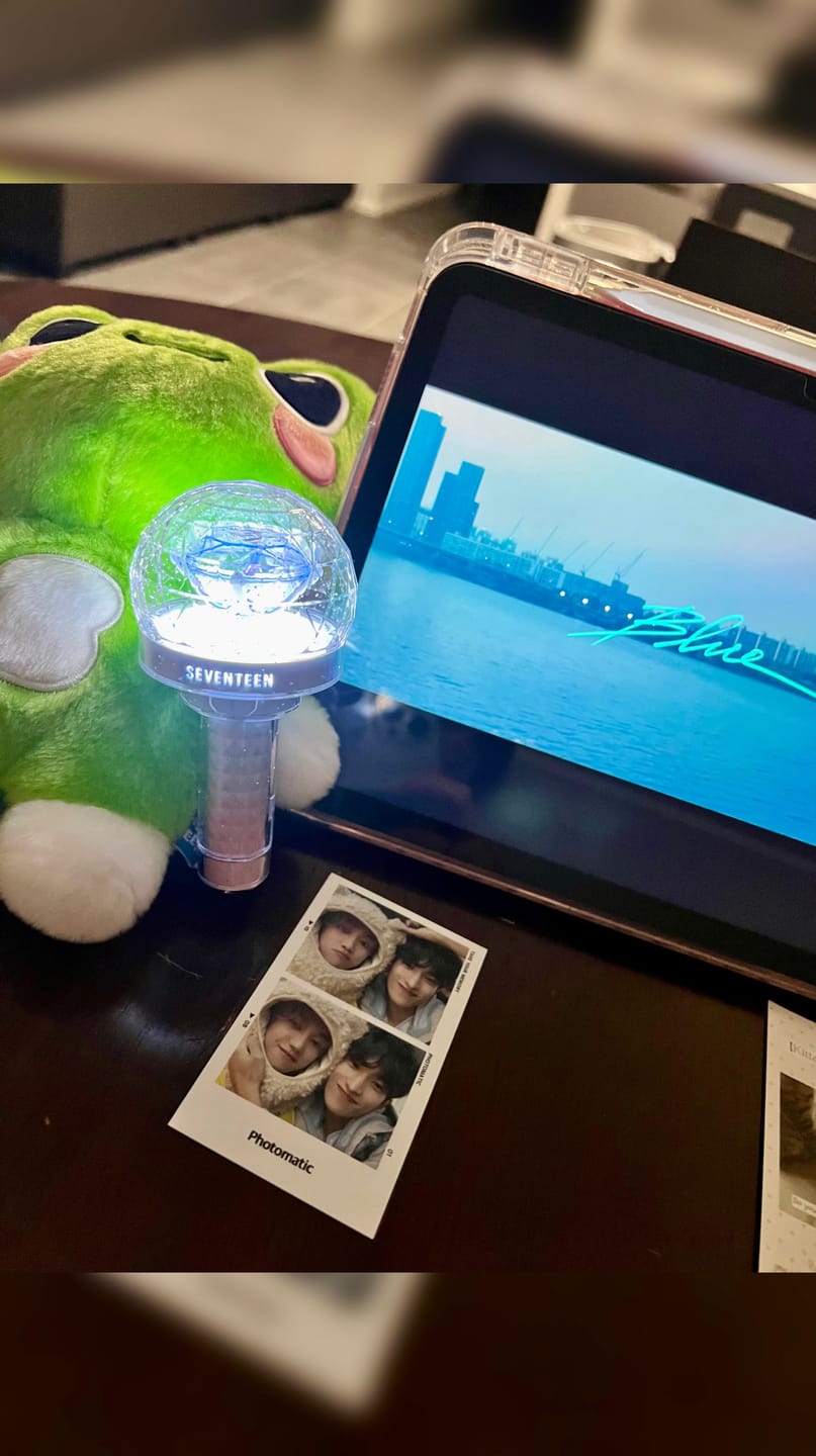 Customer photo review of SEVENTEEN - OFFICIAL LIGHT STICK VER.3 10TH ANNIV. KEYRING
