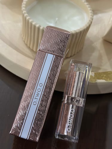 Customer photo review of O.TWO.O HAUTE GOLD FOIL THERMOCHROMIC LIPSTICK