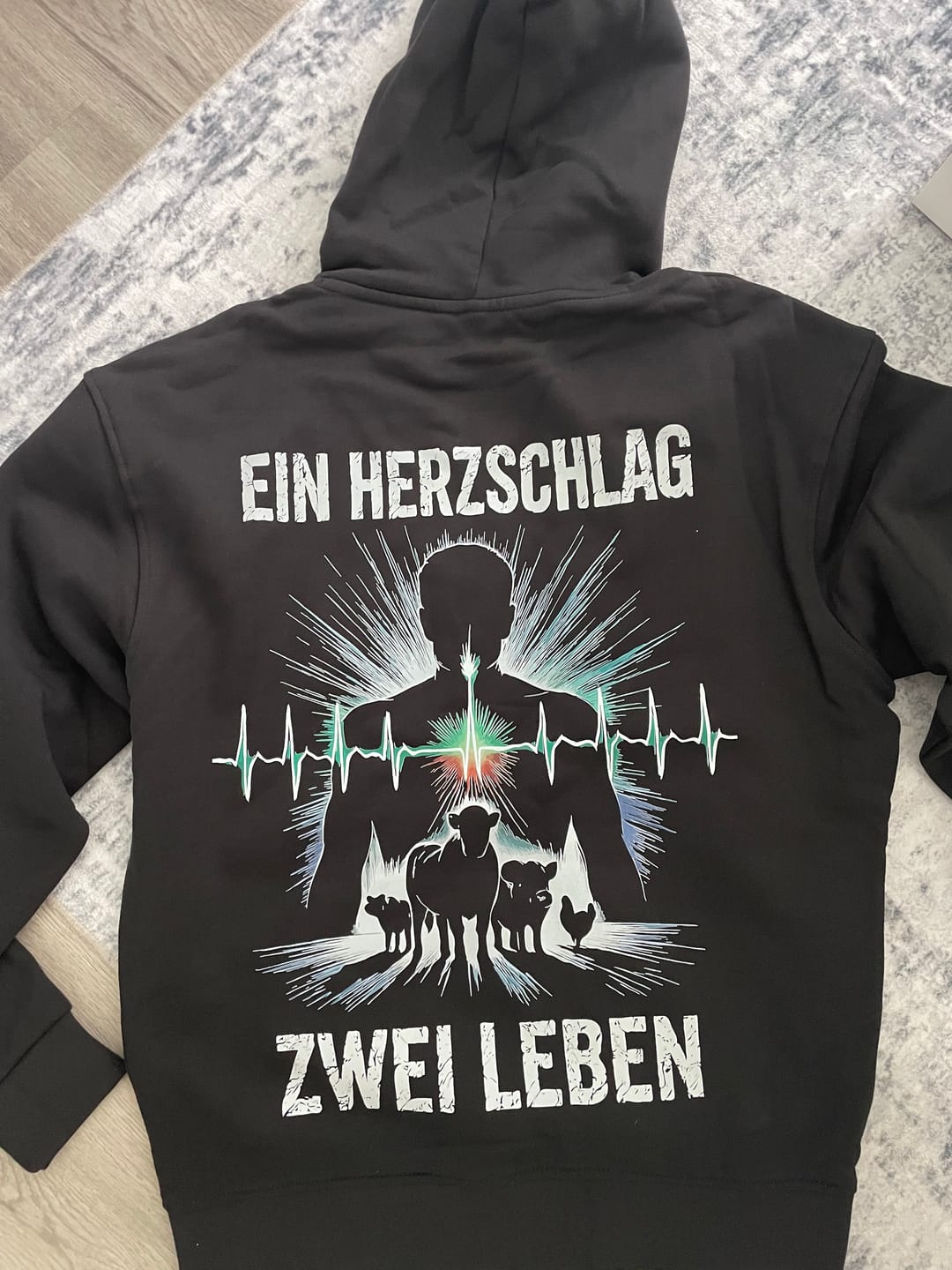 Customer photo review of Ein Herzschlag - Premium Hoodie