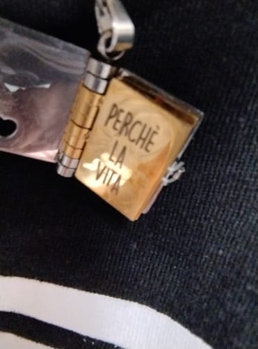 Customer photo review of Collana Libro con frase ✦ La vita è un Brivido che Vola Via