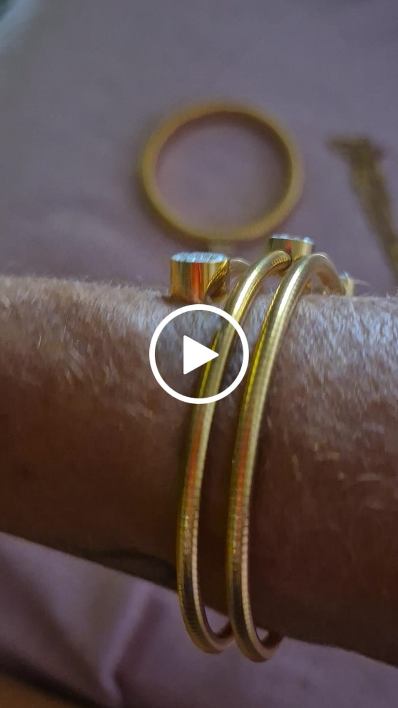 Customer video review of Bracelete Espiral Cristais Banhado em Ouro 18k