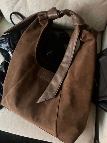 Reseña con foto de un cliente sobre Cartera De Hombro Medialuna Nudo Suede Woman