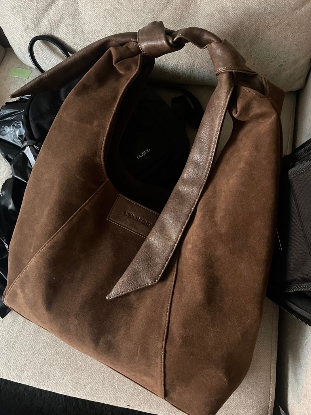 Customer photo review of Cartera De Hombro Medialuna Nudo Suede Woman