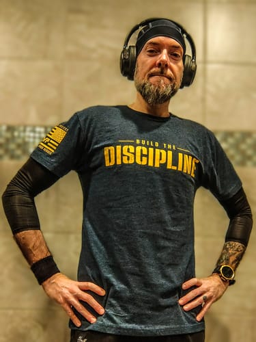 Reviewer in the dark blue 'Do the Work' tee, with the 'BUILD THE DISCIPLINE' front graphic visible.