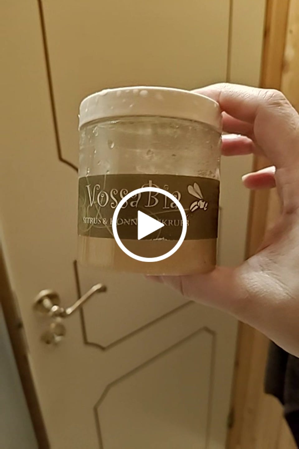 Vídeo reseña de una clienta sobre el exfoliante corporal de cítricos.