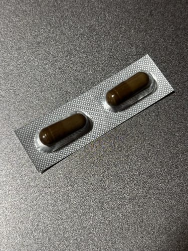 レビュアーのピュアプラセンタD.R.のPTPシート。濃い茶色のカプセルが2錠入っています。