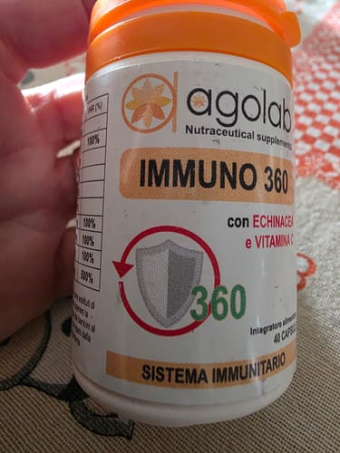 Cliente che tiene in mano il flacone bianco dell'integratore Immuno 360.