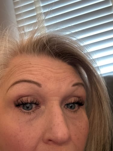 Customer shows a close-up of her eyes wearing the full, voluminous LuxeBold lashes.